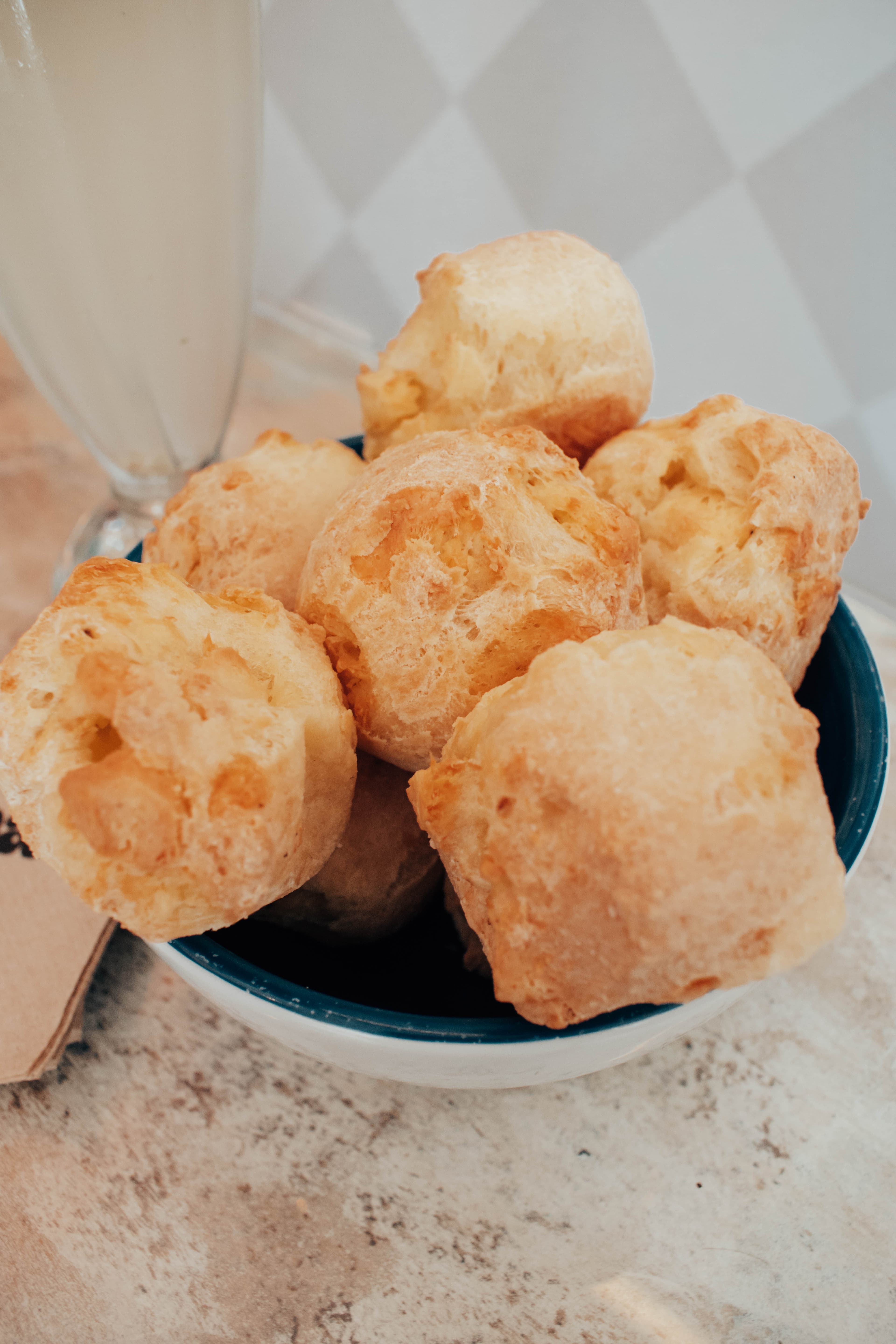 Chipás artesanales recién horneadas de Chipa&Co.